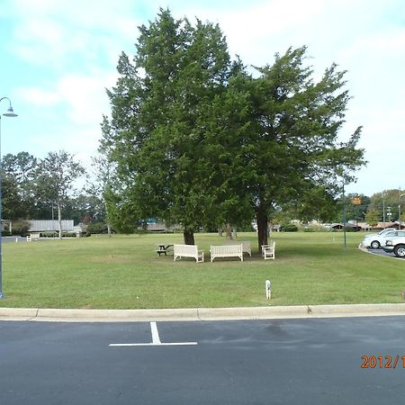 Days Inn By Wyndham Alexander City Bagian luar foto