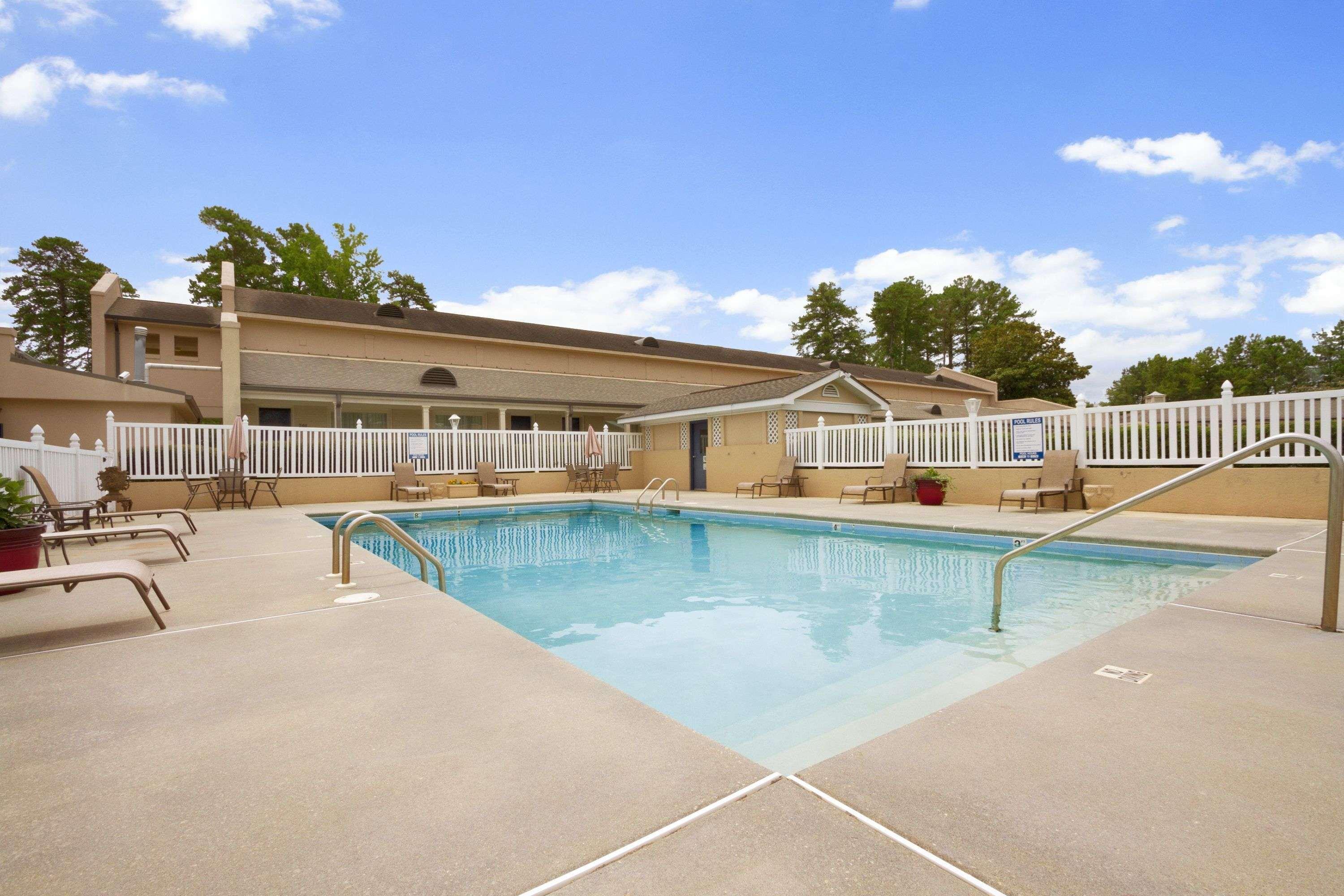 Days Inn By Wyndham Alexander City Bagian luar foto